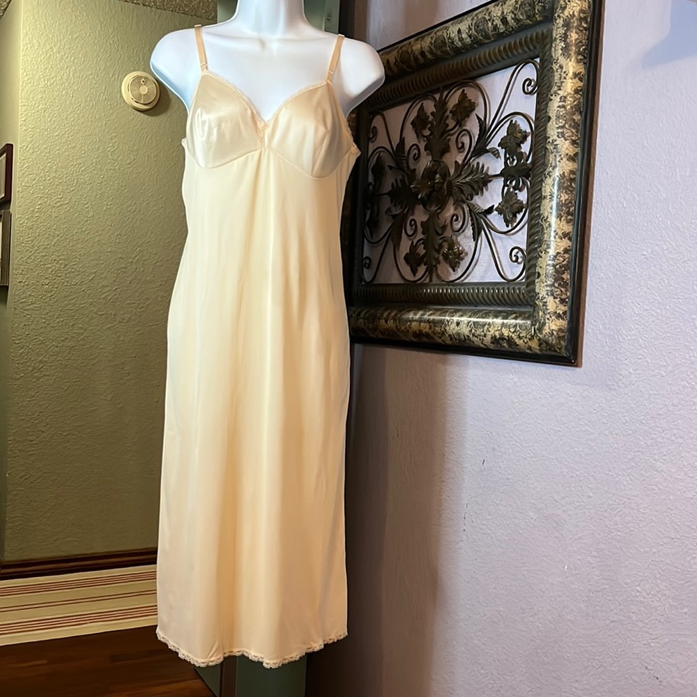 EUC Lovely Vanity Fair Slip Tan with Lace Size 34